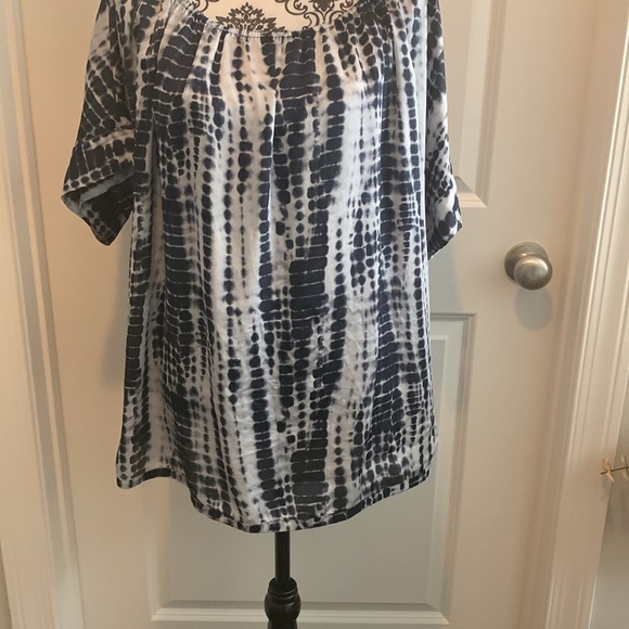Woman’s tie die shirt in navy and white with rounded elastic neckline. - Picture 3 of 9